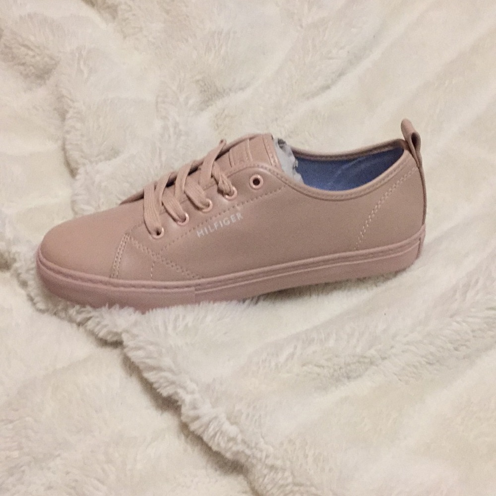 Size 8 Tommy Hilfiger shoes